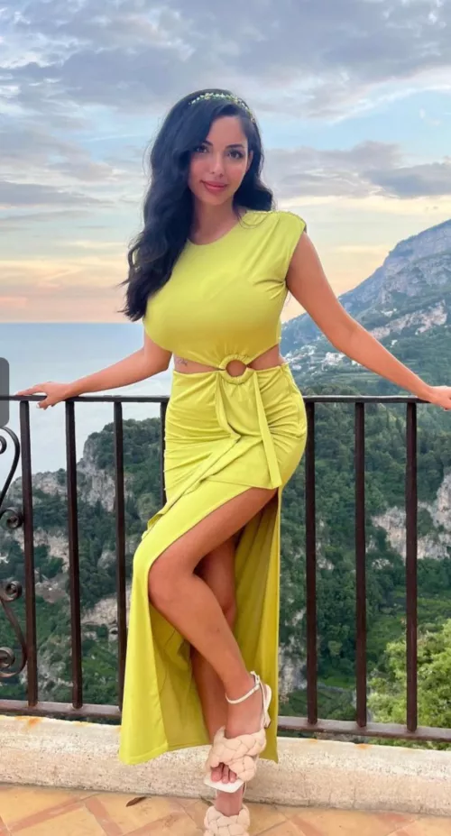 Big in yellow dress