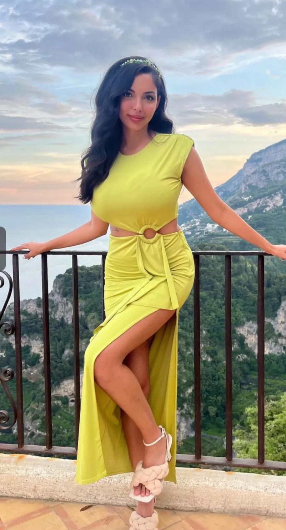 Big in yellow dress