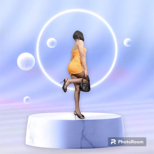 “Dolled up and Ready for Sunday Night 💛😛”