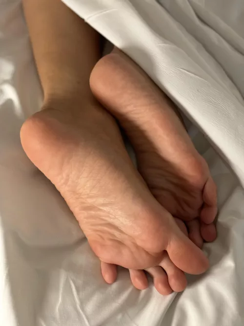 Getting cozy in bed 👣🤍
