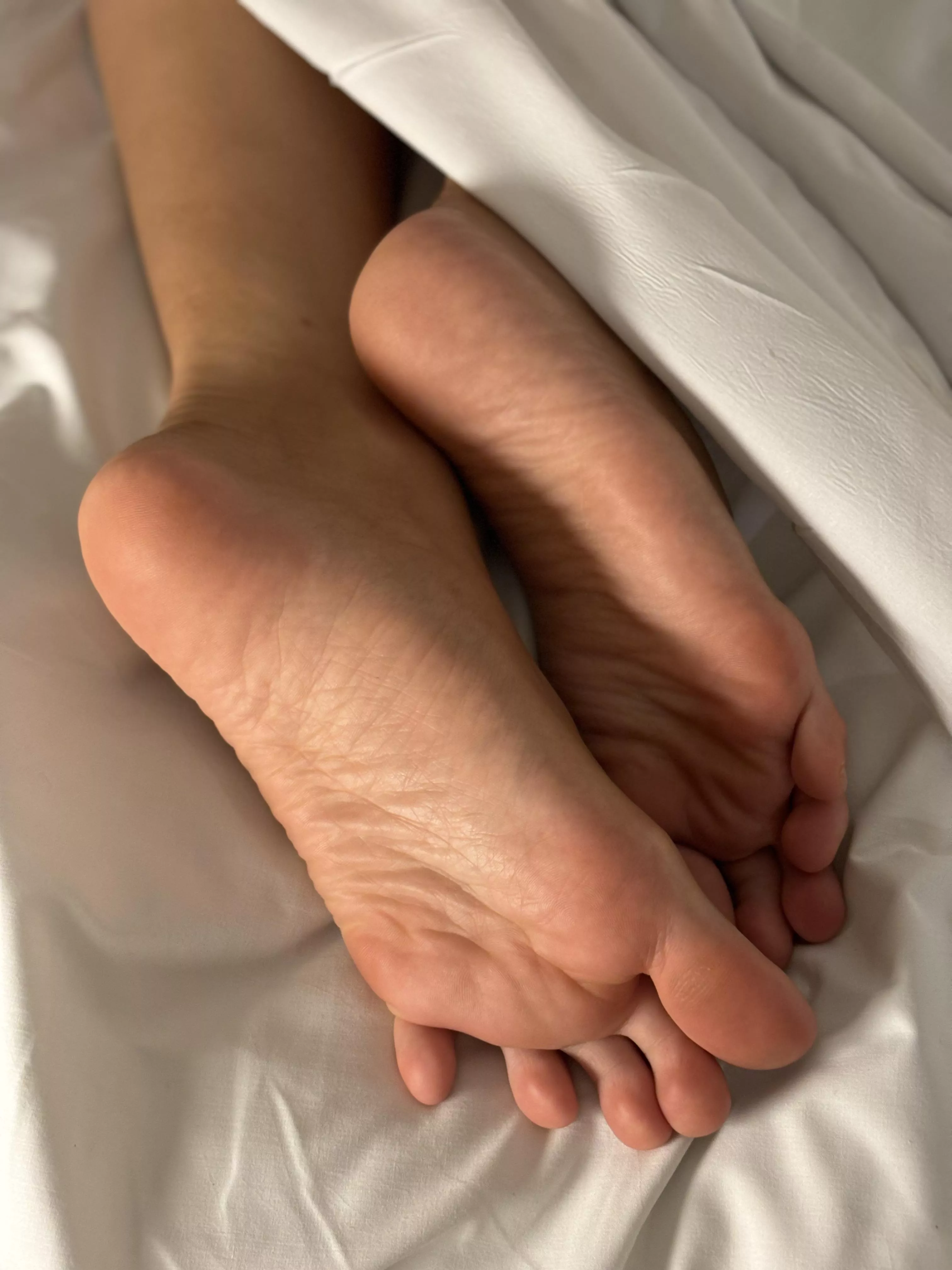 Getting cozy in bed 👣🤍