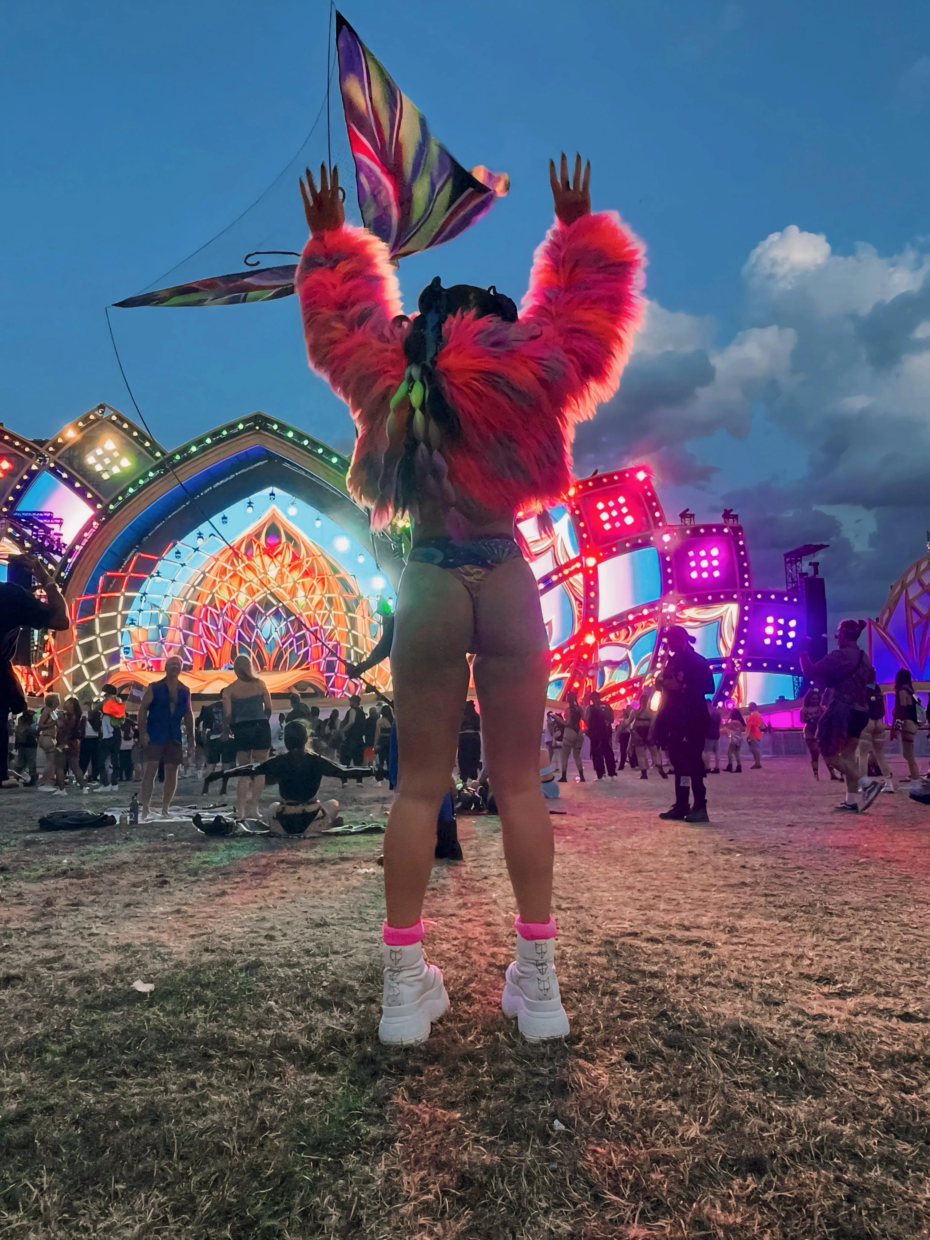 Girls who randomly offer you water & gum at raves have the best pussy 