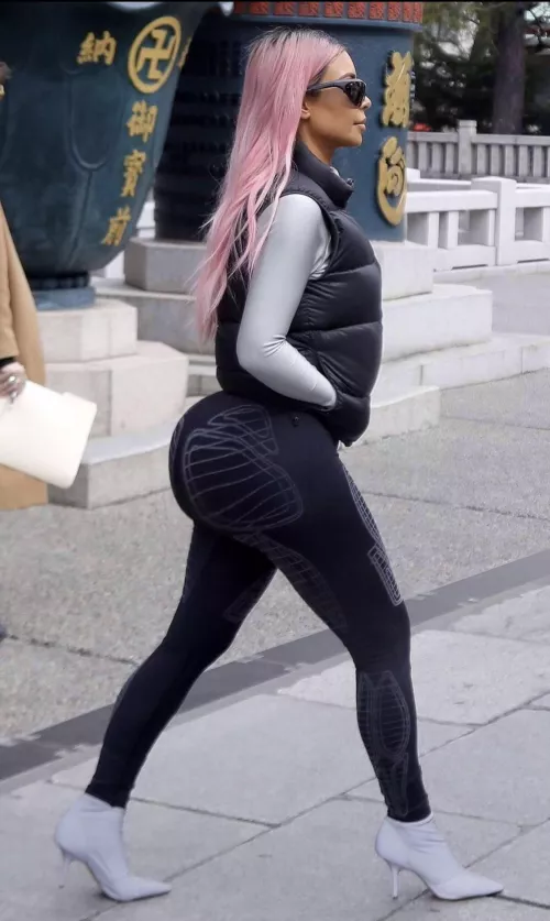 Her ass is so fat and sexy