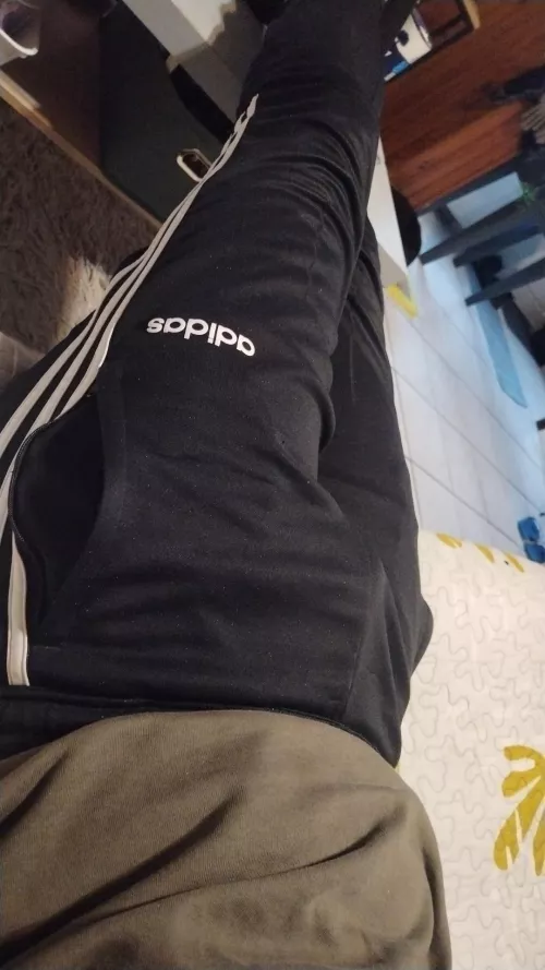 hey, I'm looking for a daddy to chat and why not exchange some photos, if you're ever interested, DM me 