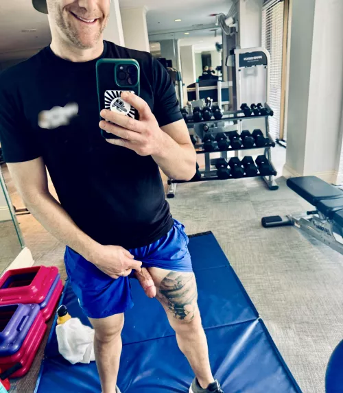 I like to accent my tattoo with my cock….while in public 