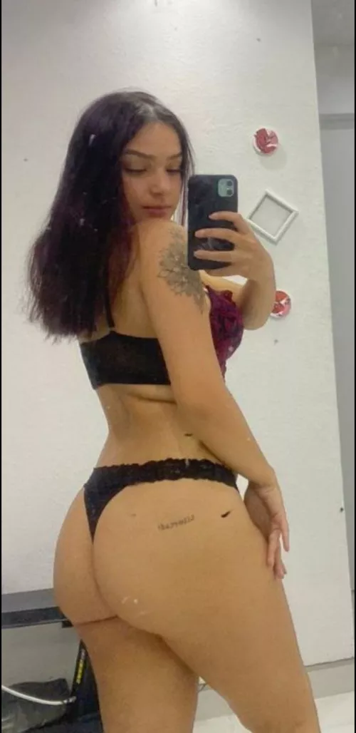 Kis my booty all night 