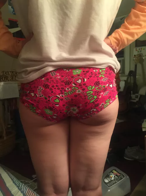 Little bit of green on the little girl style granny panties for st Patrick’s day?:) I am legit so embarrassed about these….