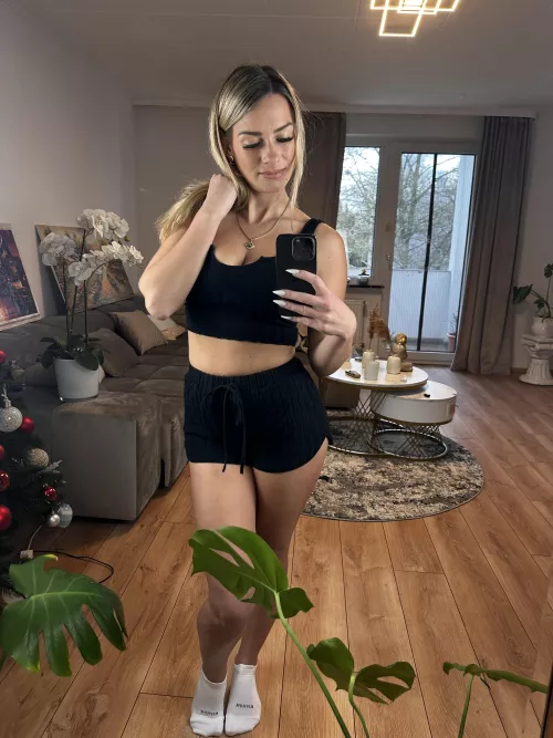 look at this all-black outfit