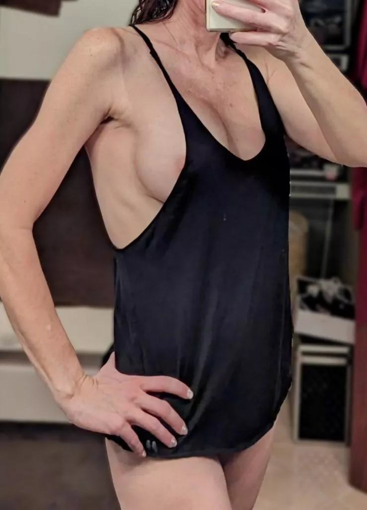 Perfect tank top to show off sideboob, right?