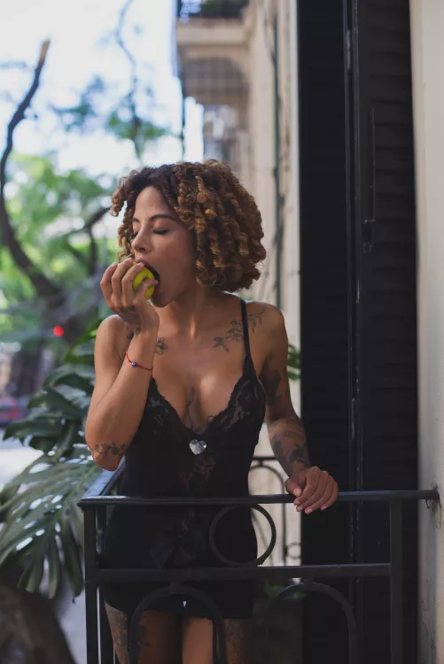 Renewing energy with a delicious fruit to then continue making love