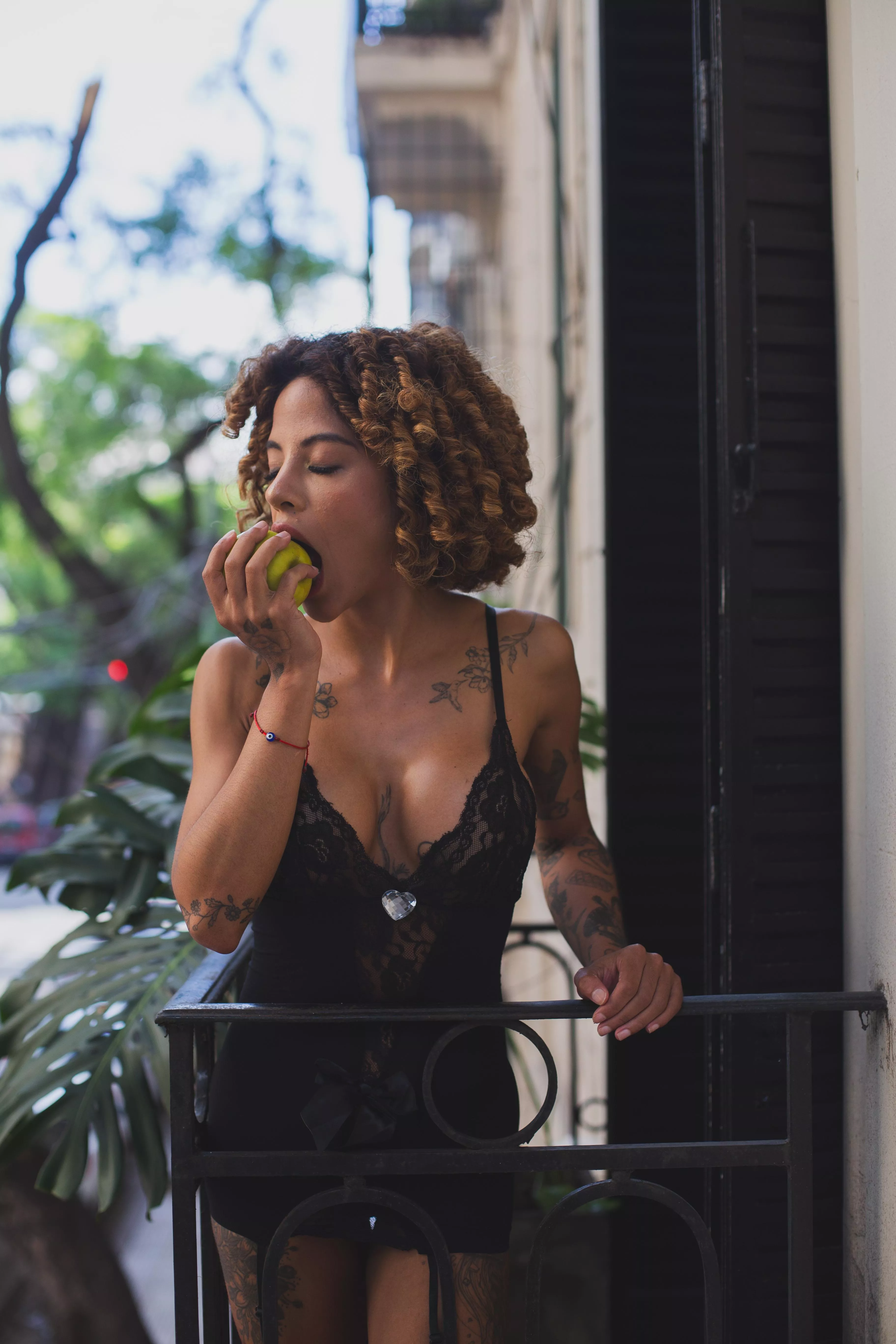 Renewing energy with a delicious fruit to then continue making love