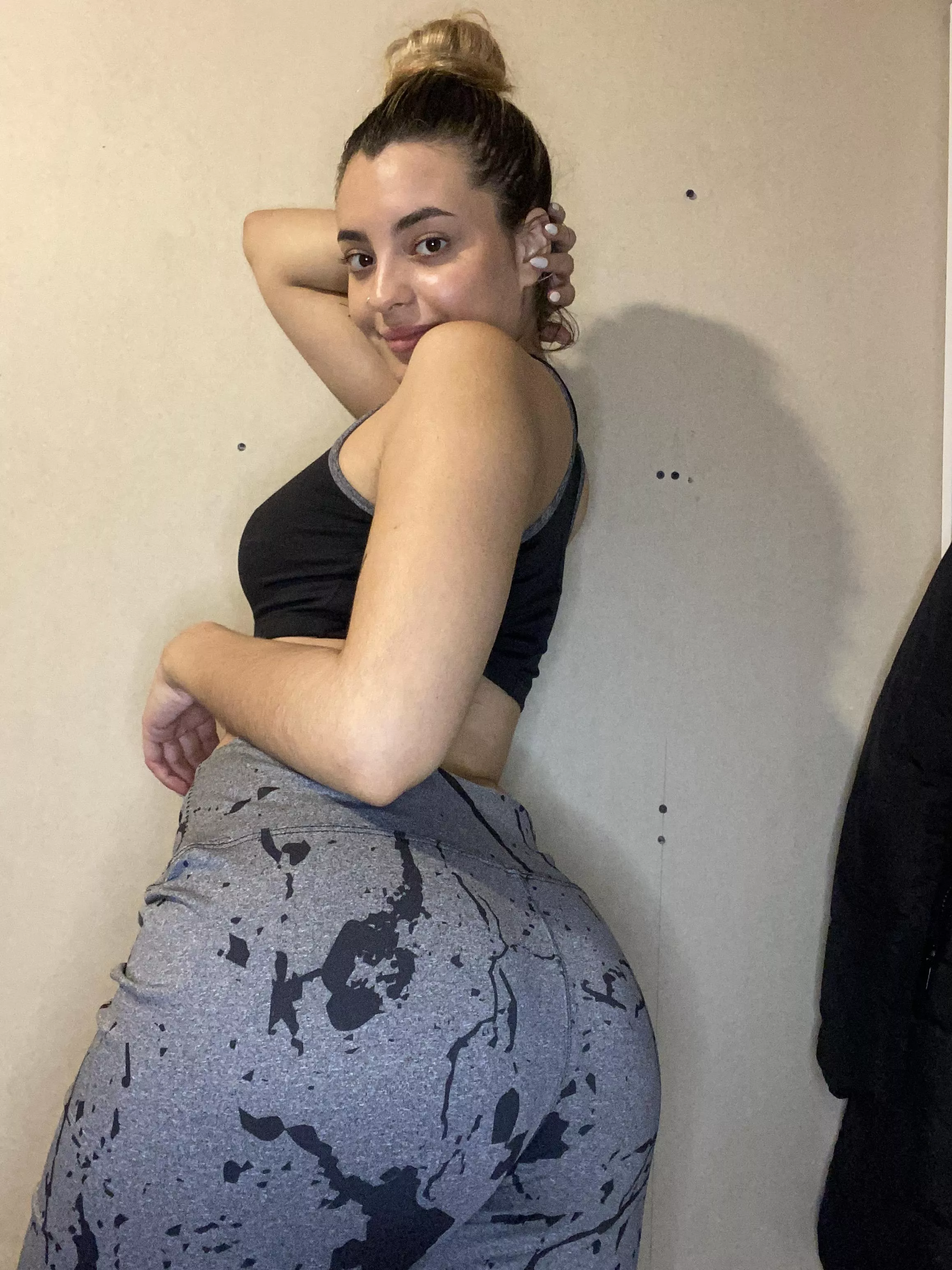 These leggings are really accentuating my booty