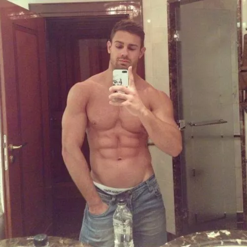 Used to be slim and feminine as a teen and attract only guys, now that I bulked up I attract also girls and I'm enjoying both male and female worlds
