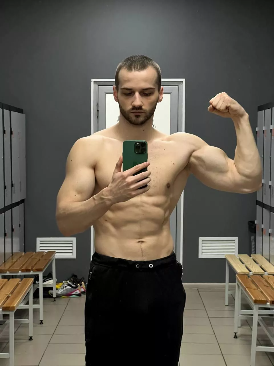 Would you like to smell my armpit after workout? 