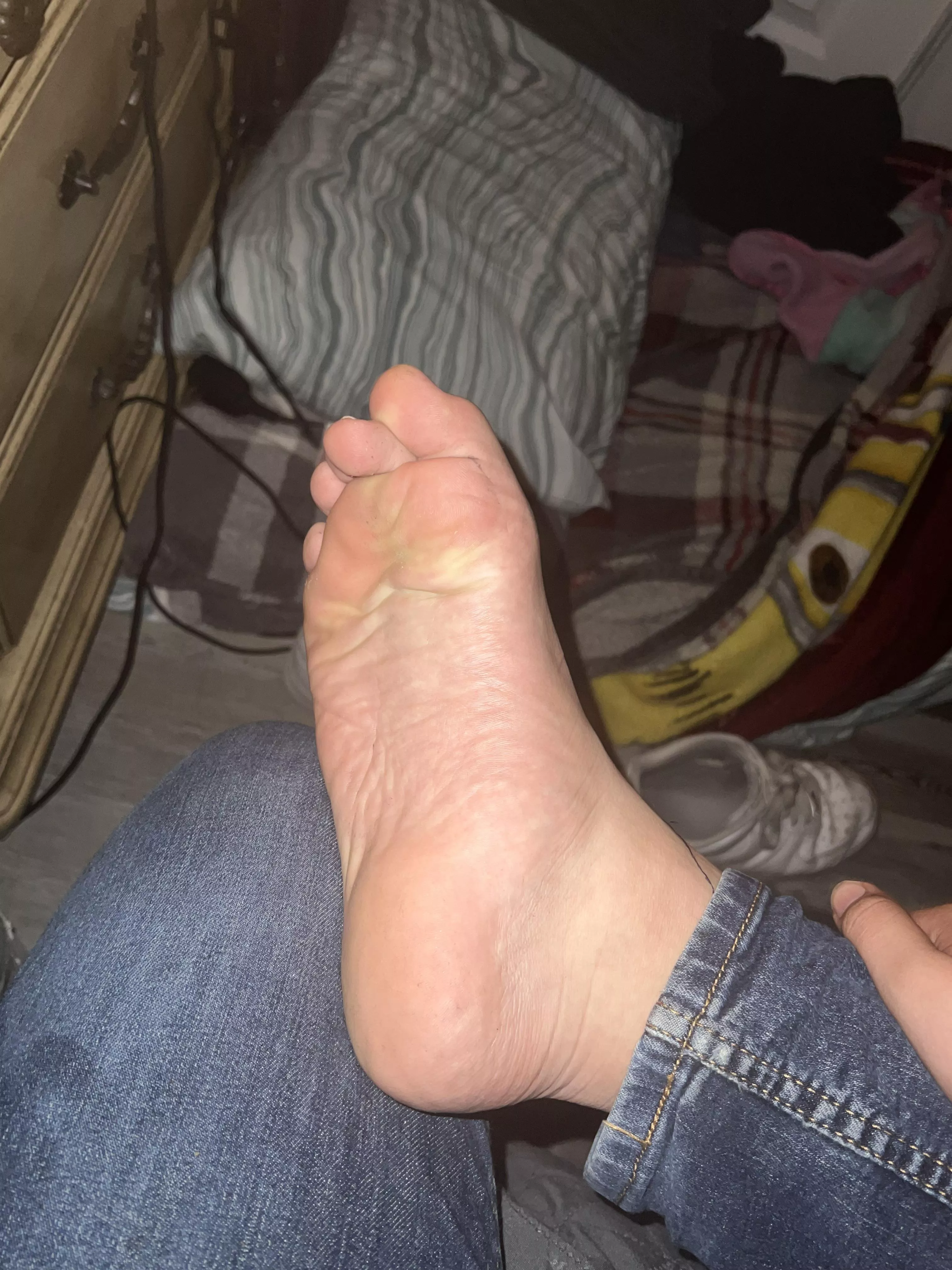 You know deep down you aren’t nothing compared to my real man 19 year old feet you know u shouldn’t even sniff them but maybe me your master will allow you too if ur a good boy dms open for humiltion and I might find a purpose to ur idiotic life