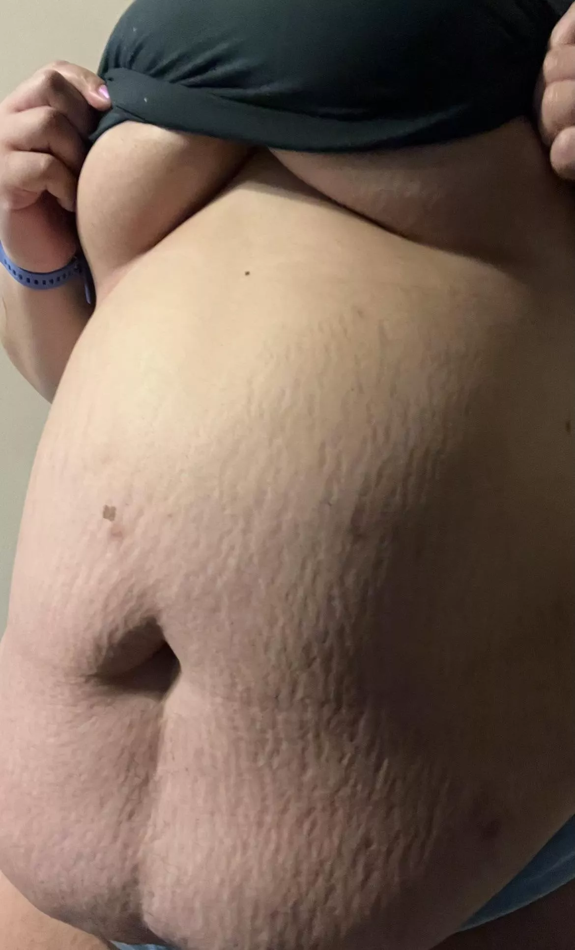 A low hanging belly with stretch marks is phenomenal 😈😈
