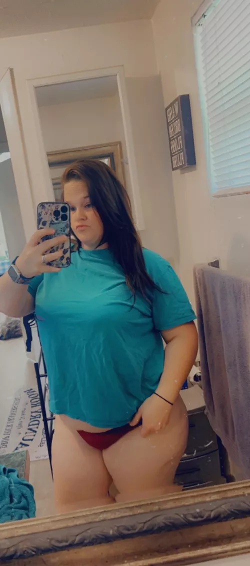 Comment your age if you’d fuck this chubby milf 😇