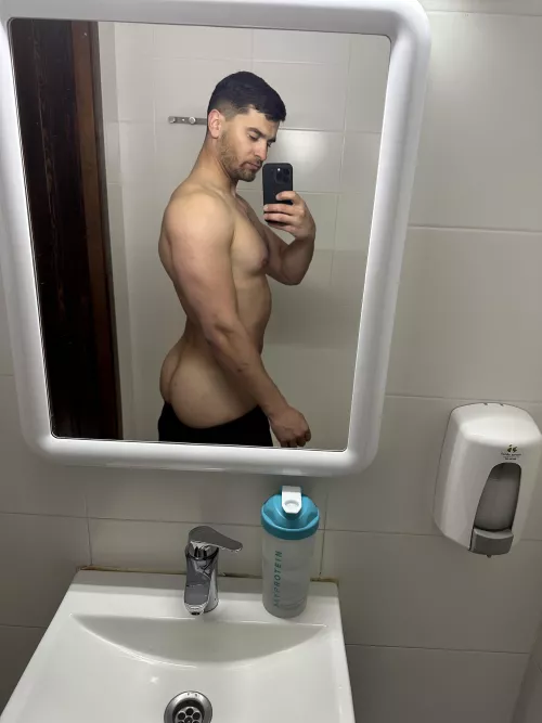 I love taking photos in public bathrooms thinking that somebody are going to catch me🔥🔥🔥