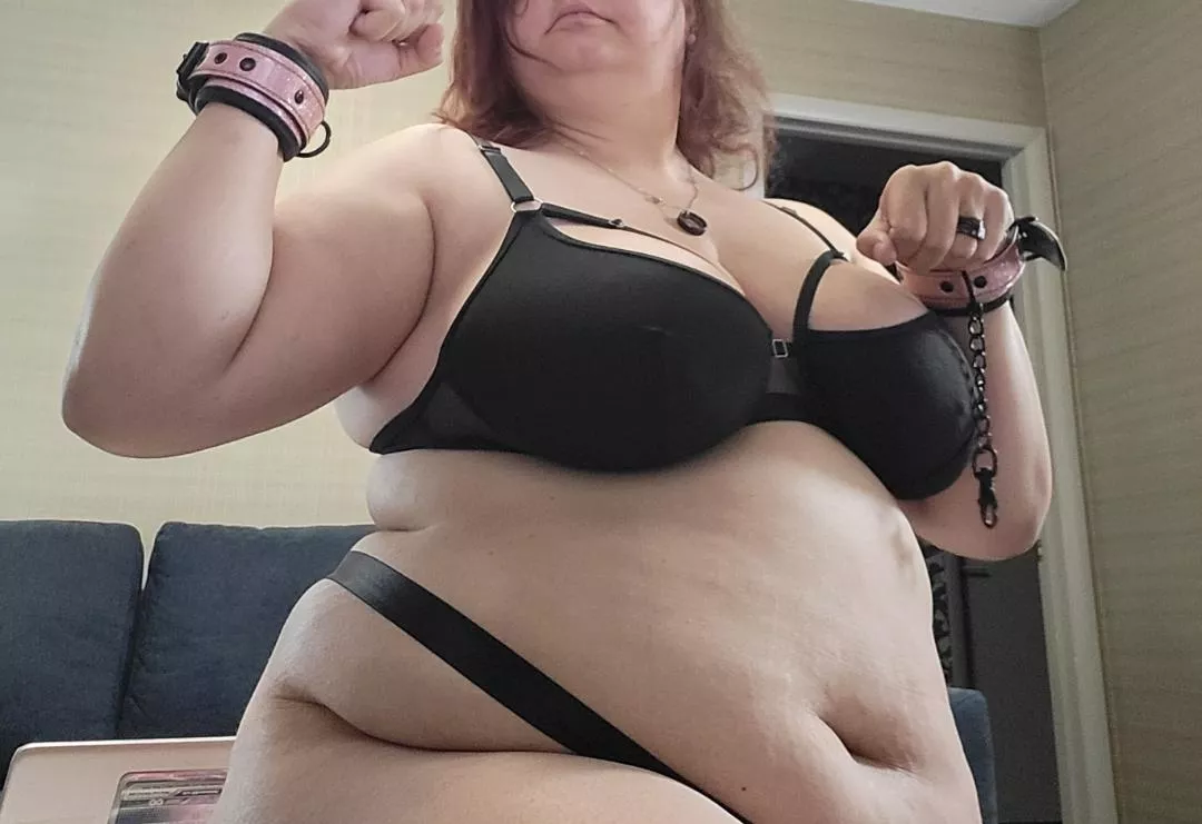 I'll squeeze you between my thighs. 