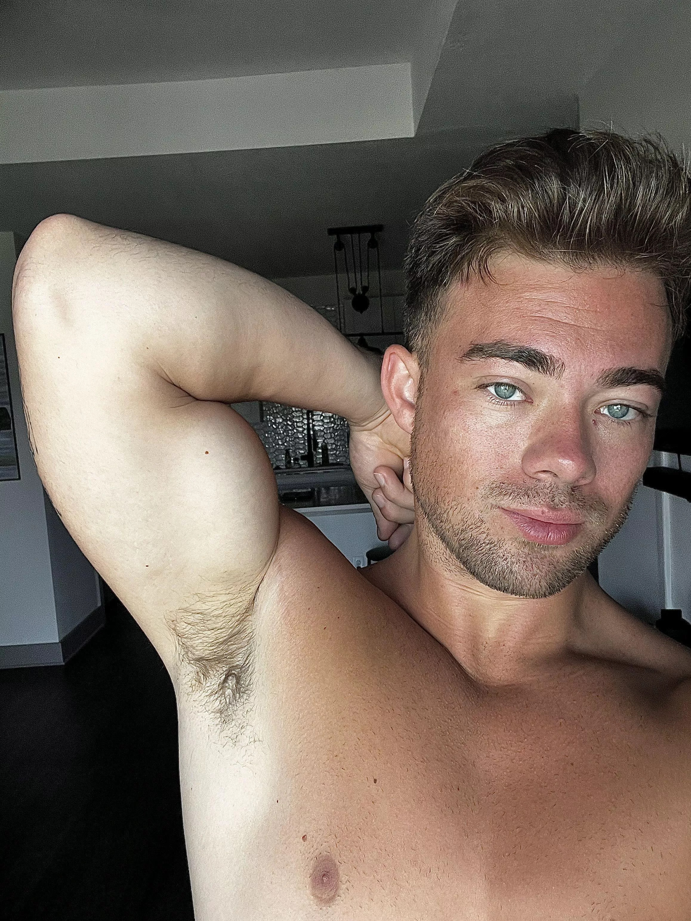 [23] I give you this look during gym, wyd? 😈