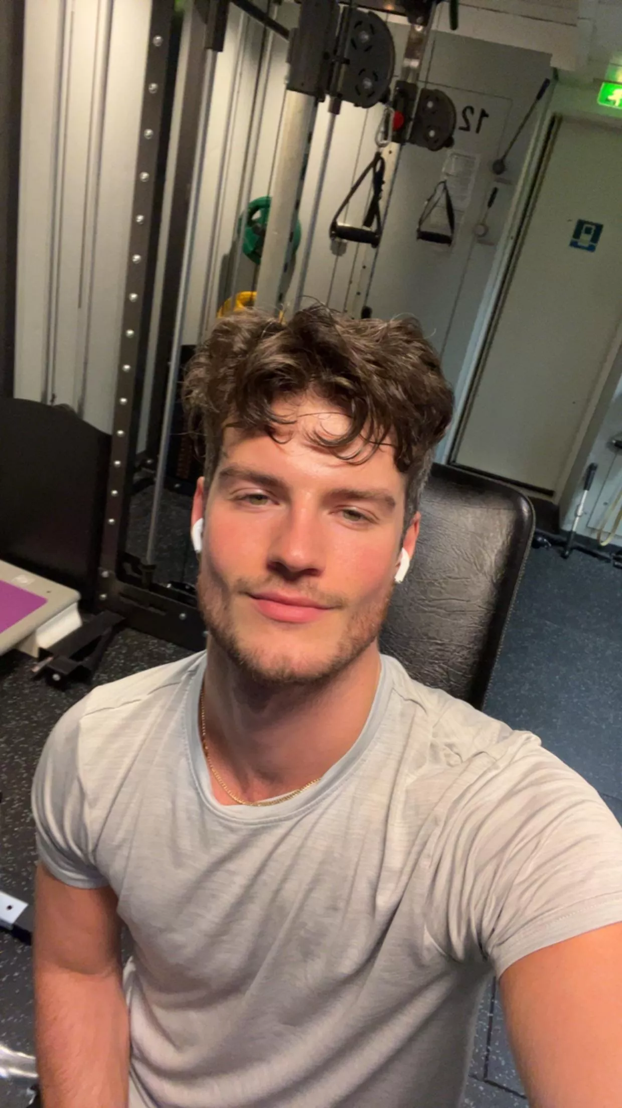 [24]I give you this look during gym, wyd? 😈