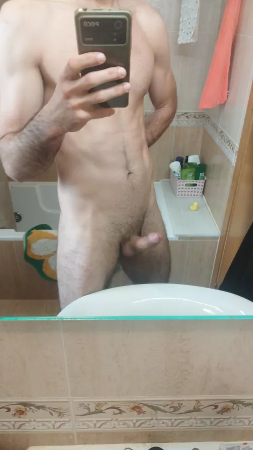 33 spain curious. Looking for hung fems or twinks. No face. sc: bigpenisadmirer