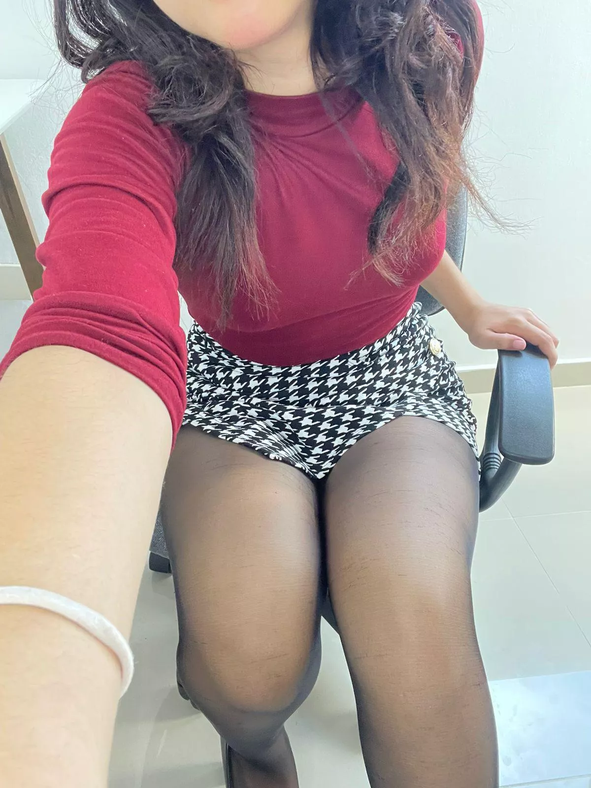are you into 21yo secretaries with pantyhose?