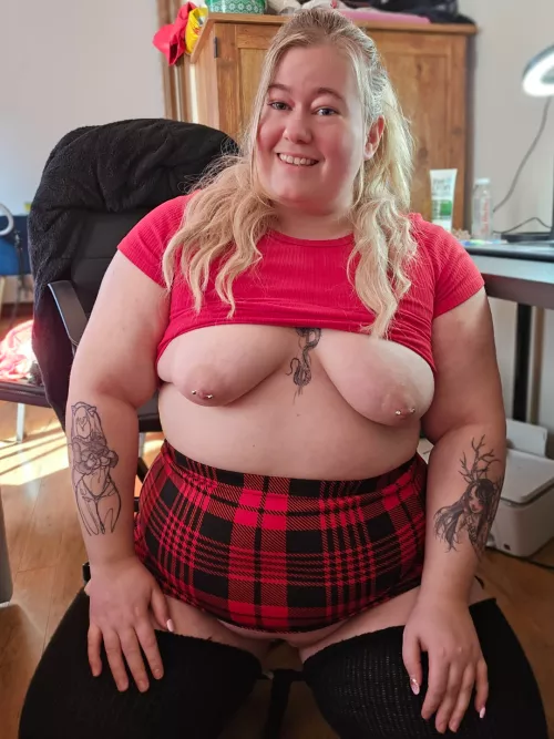 Chubby girl are the naughtiest, no underwear to be ready anytime 🤭