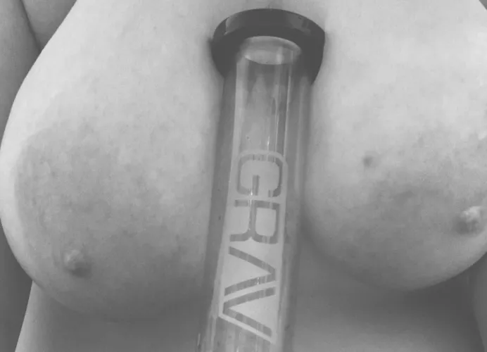 come hit my bong, suck my tittes, & (f)uck me