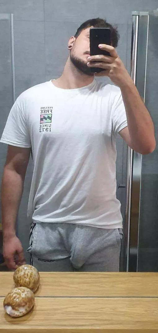 Do you like the grey pants? 