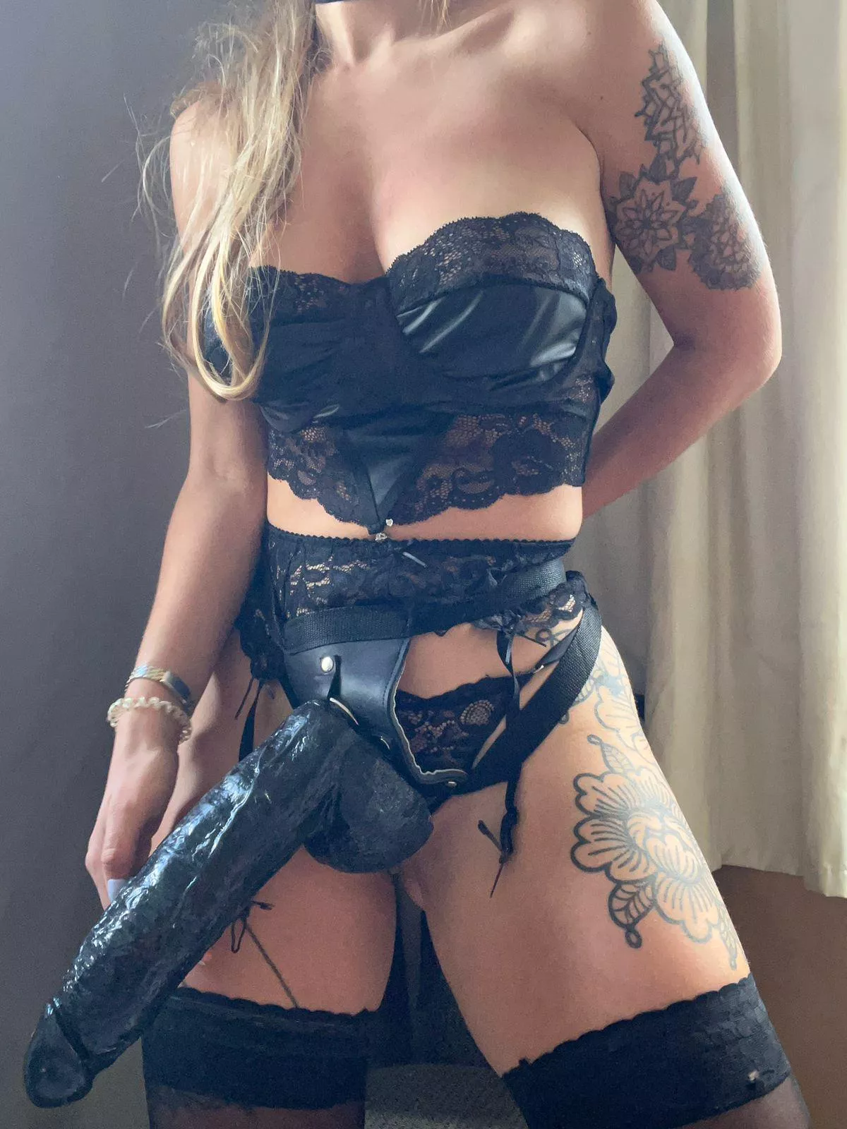 Girls wearing HUGE strapons fits better, dont u agree?