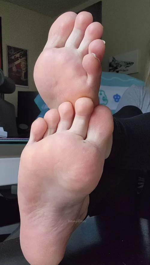 Happy Friday! Enjoy my feet 😜