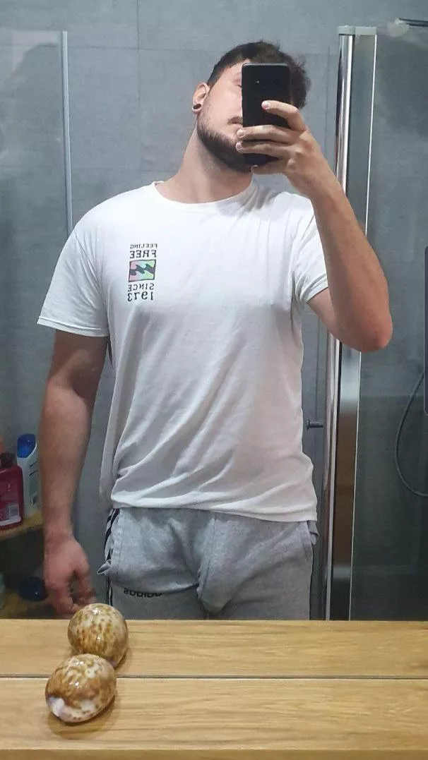 Hate semi boners in grey sweatpants 😓😫