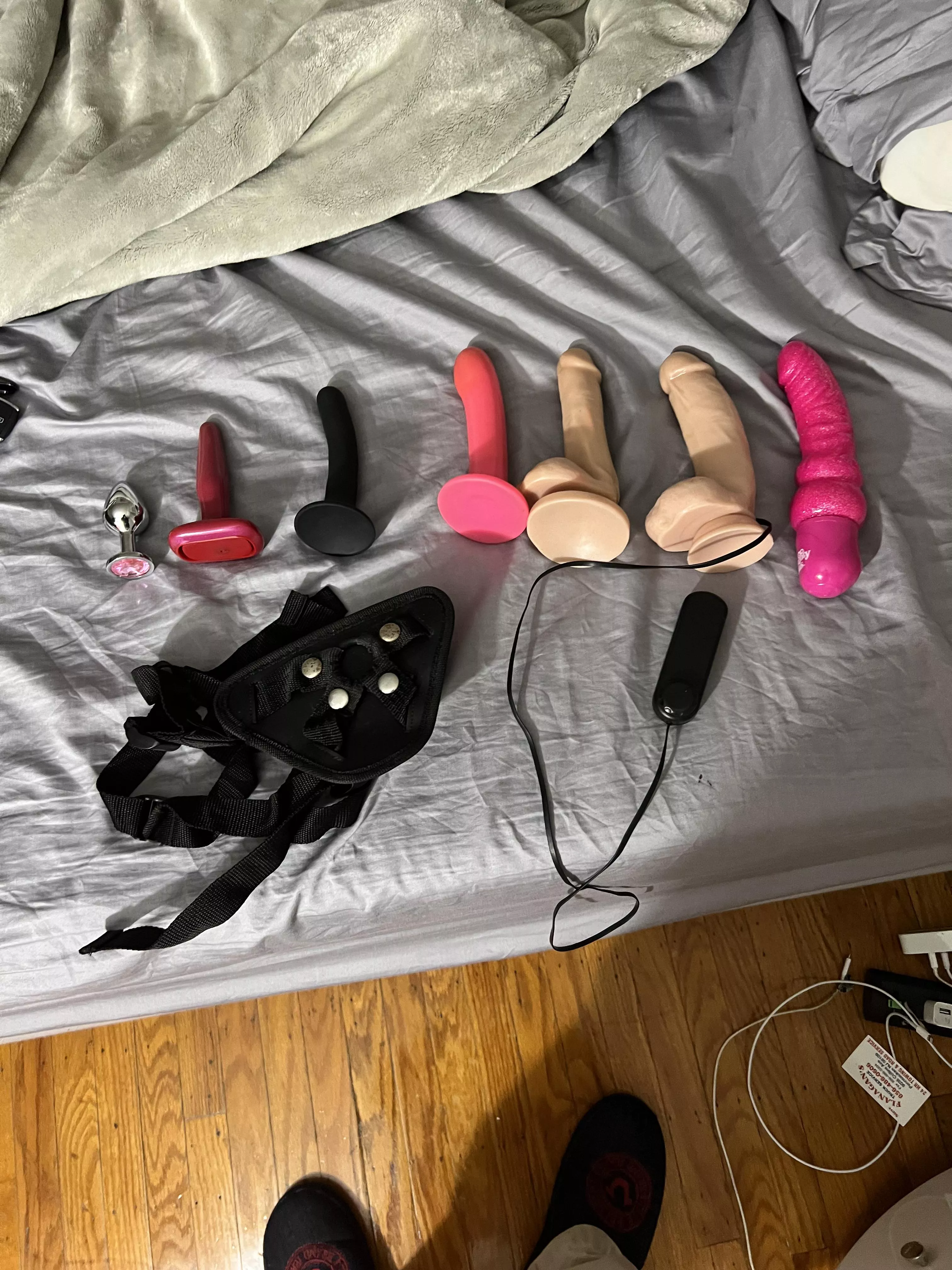 I'm looking for someone to fuck me with my toys or their own.