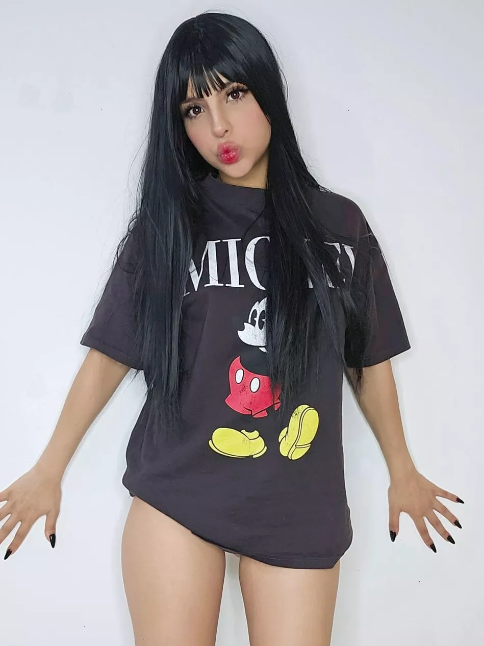 it's insane to me how many older men hit on me