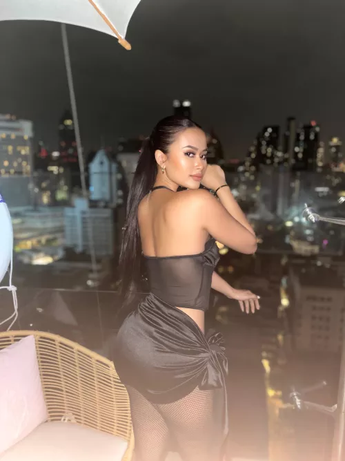 Just feels to be in a tight skirt good!