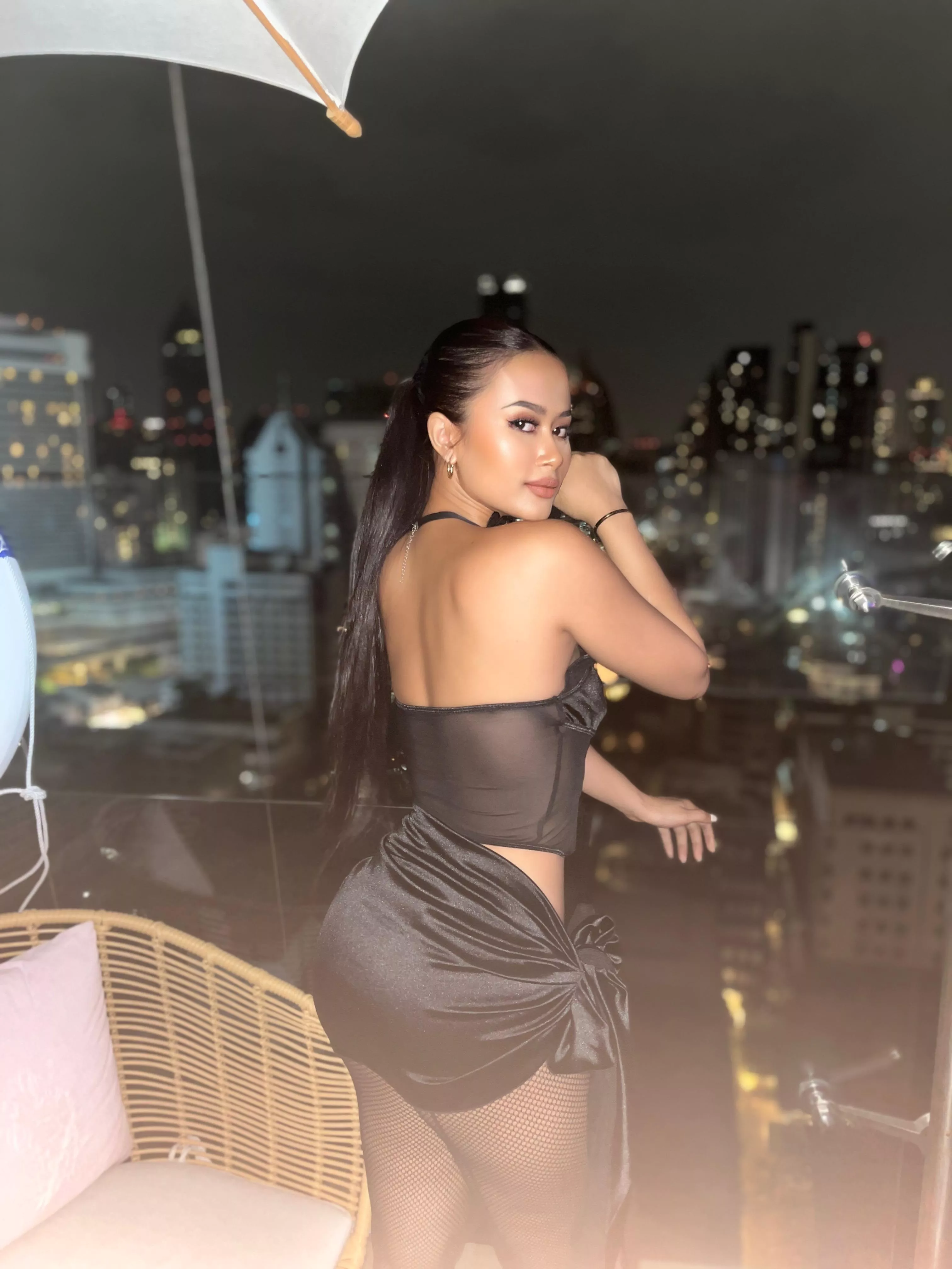 Just feels to be in a tight skirt good!