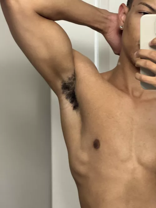 Just left the gym, wanna sniff? 