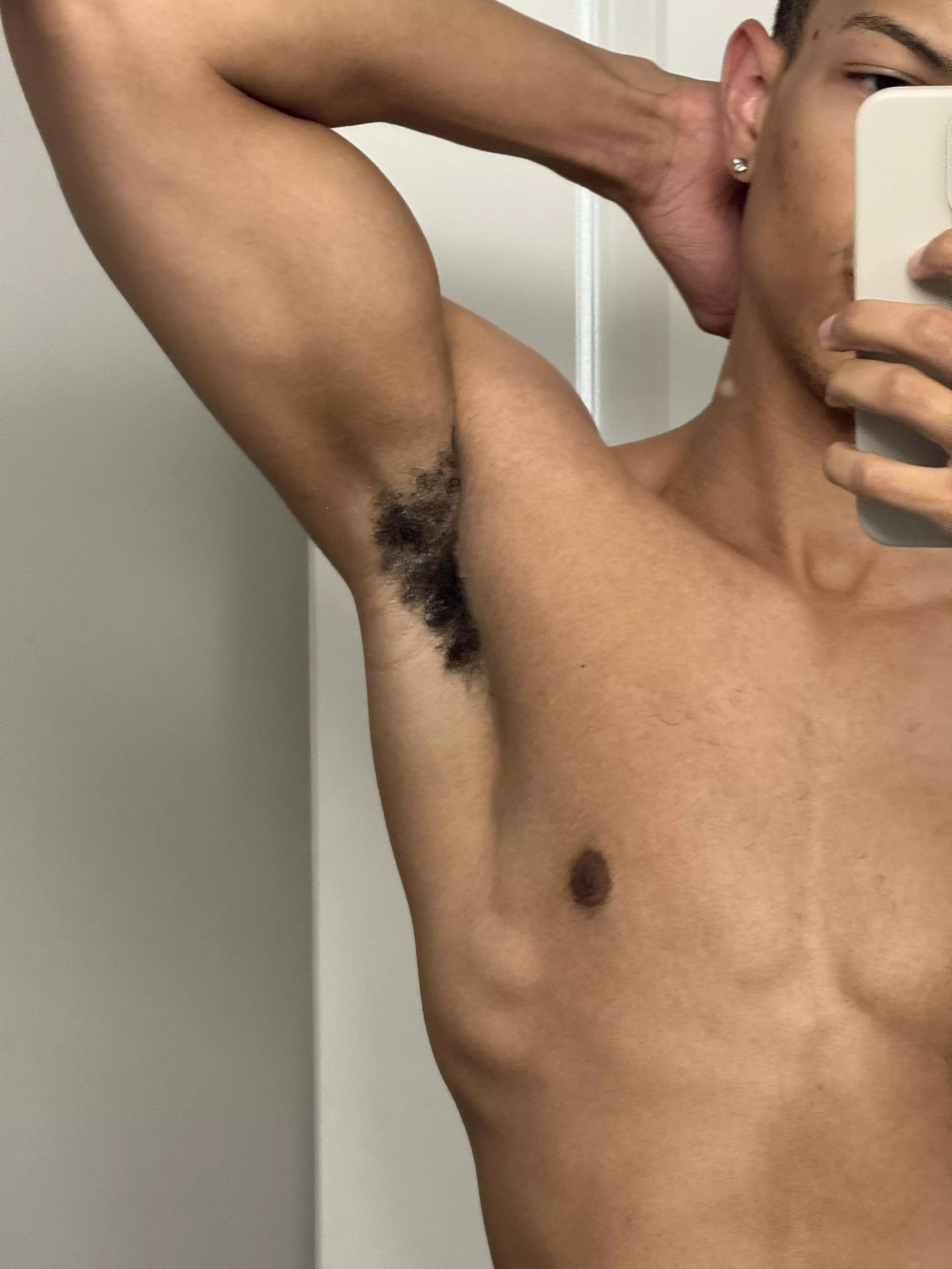 Just left the gym, wanna sniff? 