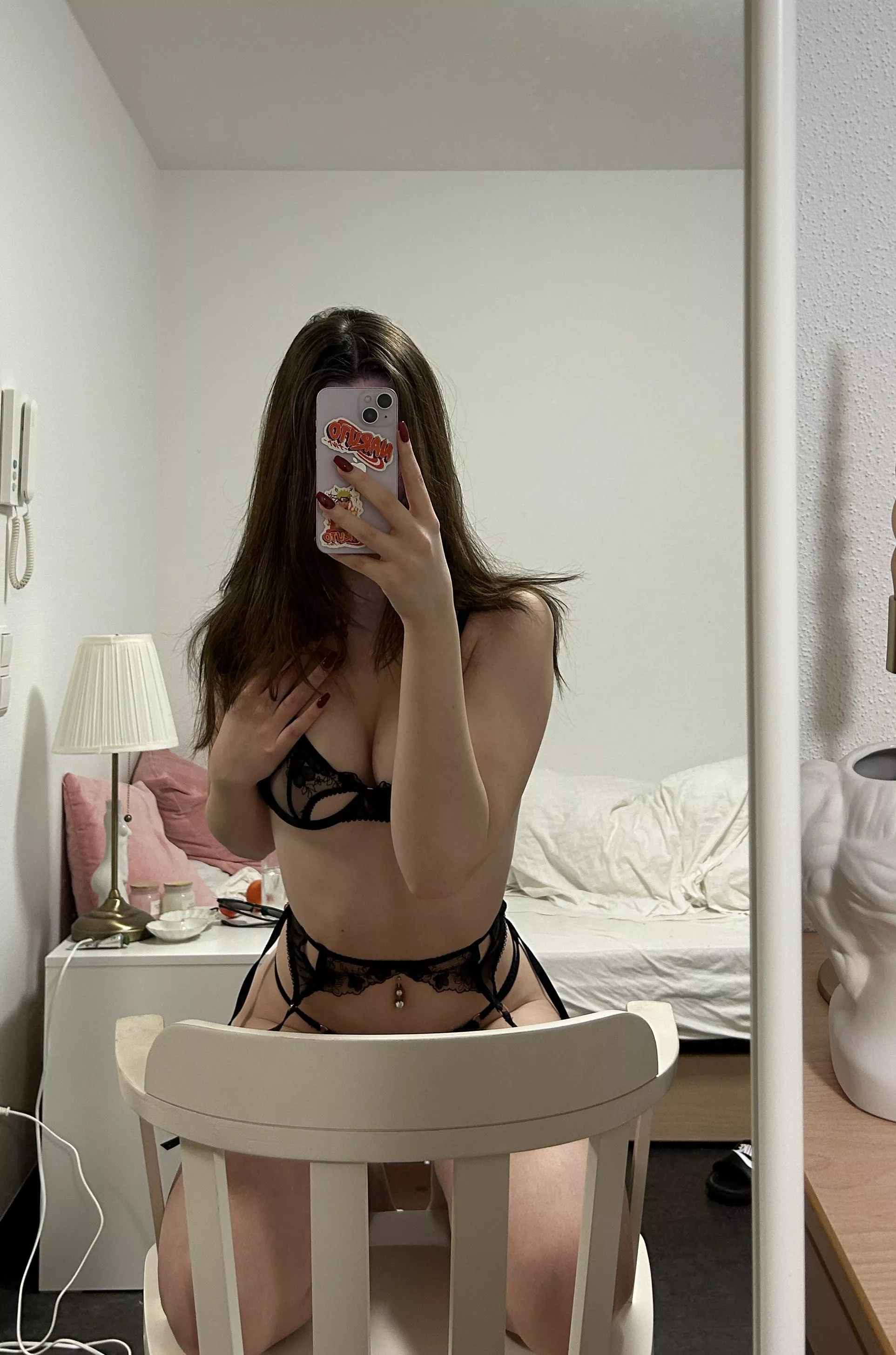 Leave your cock size, I'll tell you what the mommy is thinking.