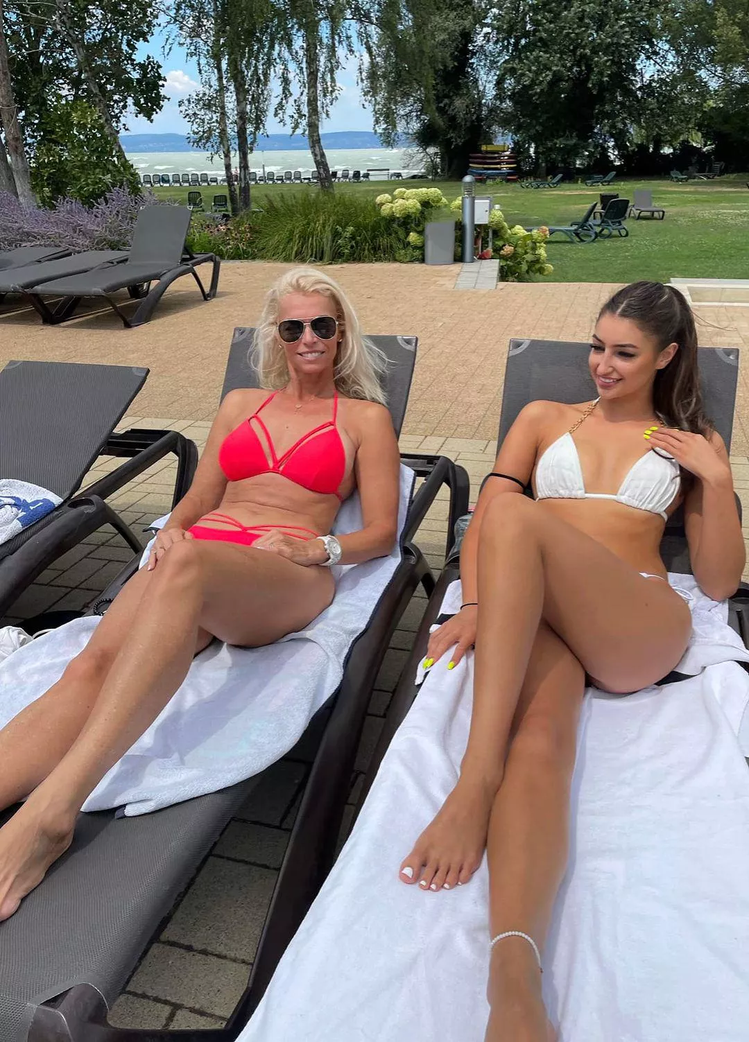 M(ommy) 👈 or 👉D(aughter) 