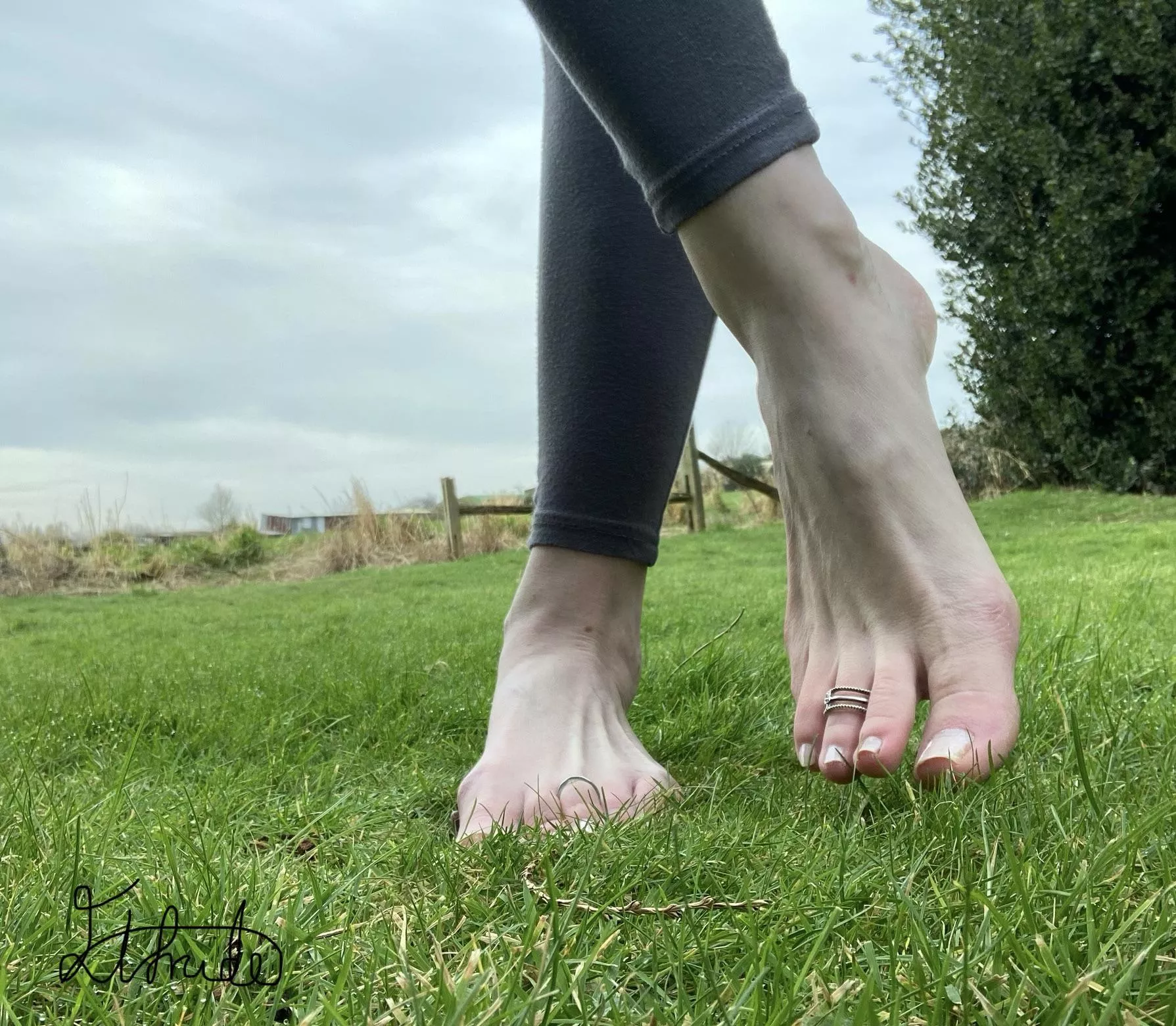 Pale feet, pale pedi