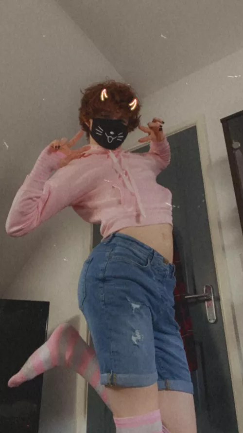 Pink crop top + twink = cute :3