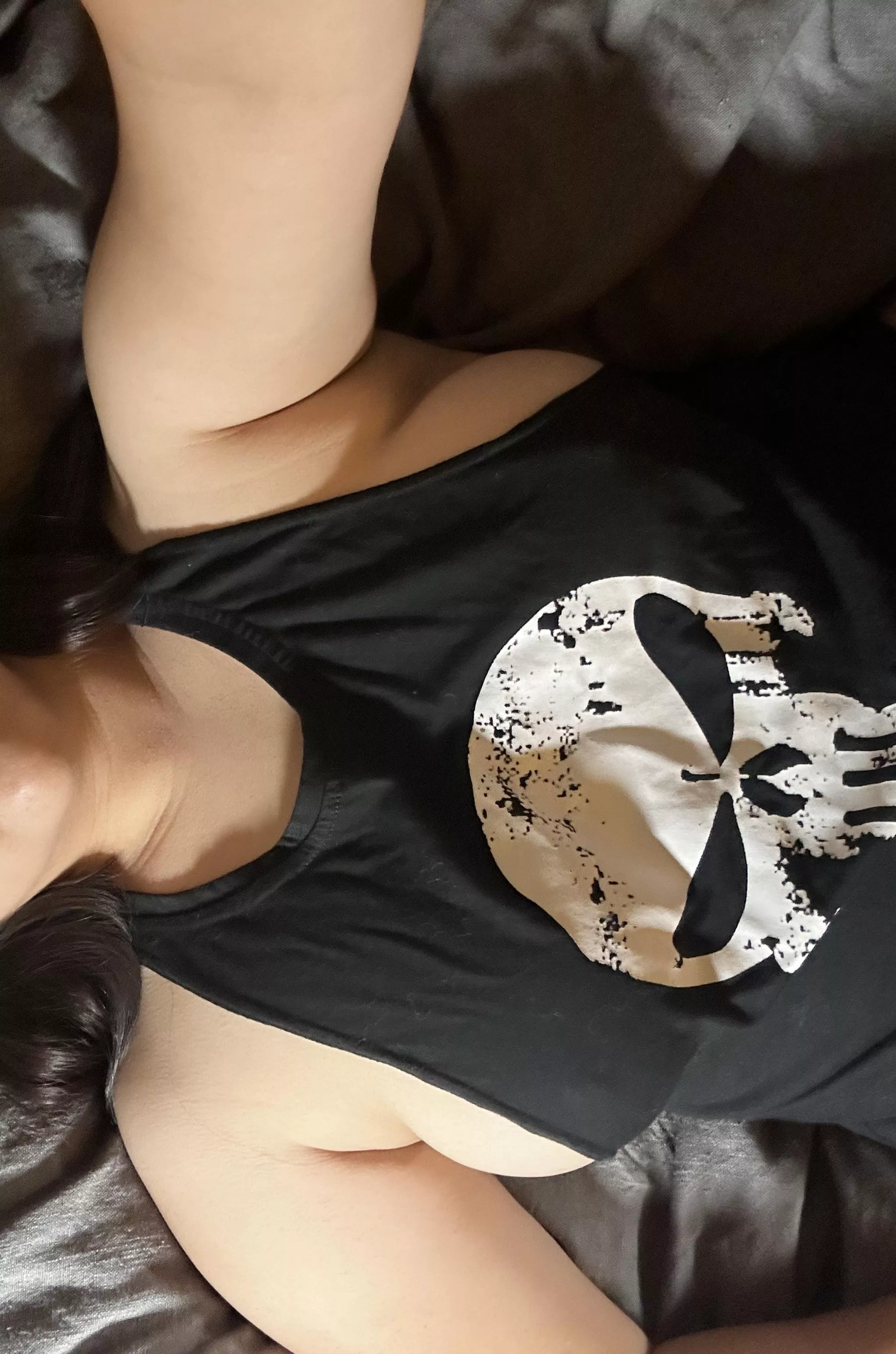 Side boob & The Punisher 🖤