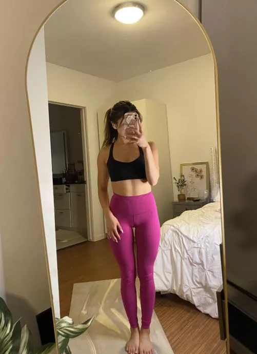 These pink lulu lemon leggings outline my 🍑 perfectly 