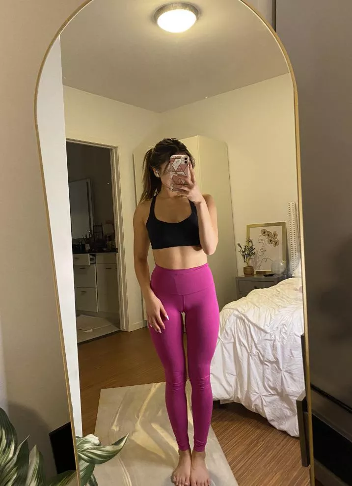These pink lulu lemon leggings outline my 🍑 perfectly 