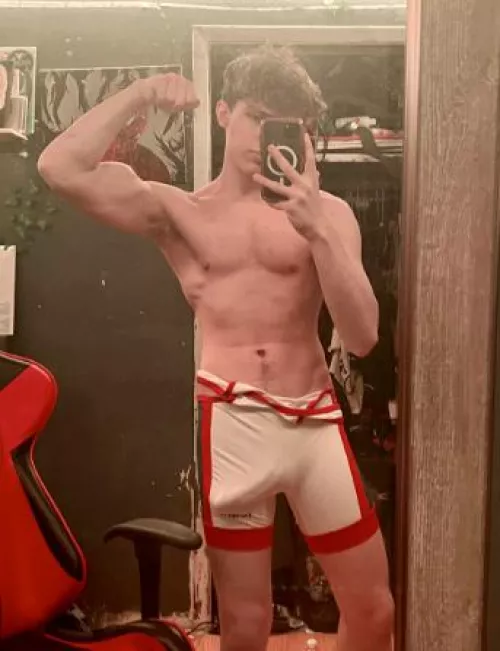 wears the singlet well