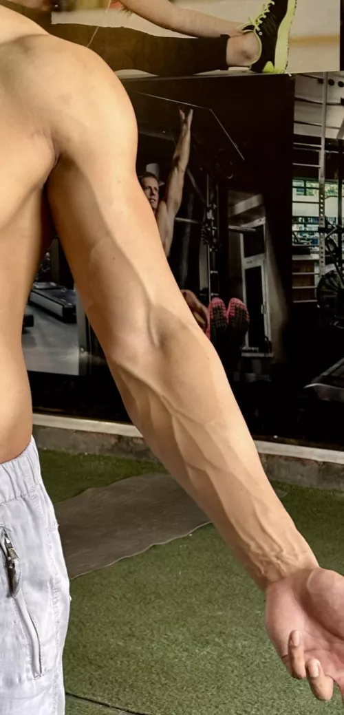 What’s the point of these biceps if they ain’t choking you