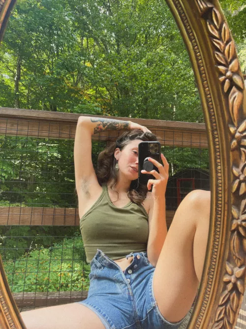 zoom in for armpit fuzziness