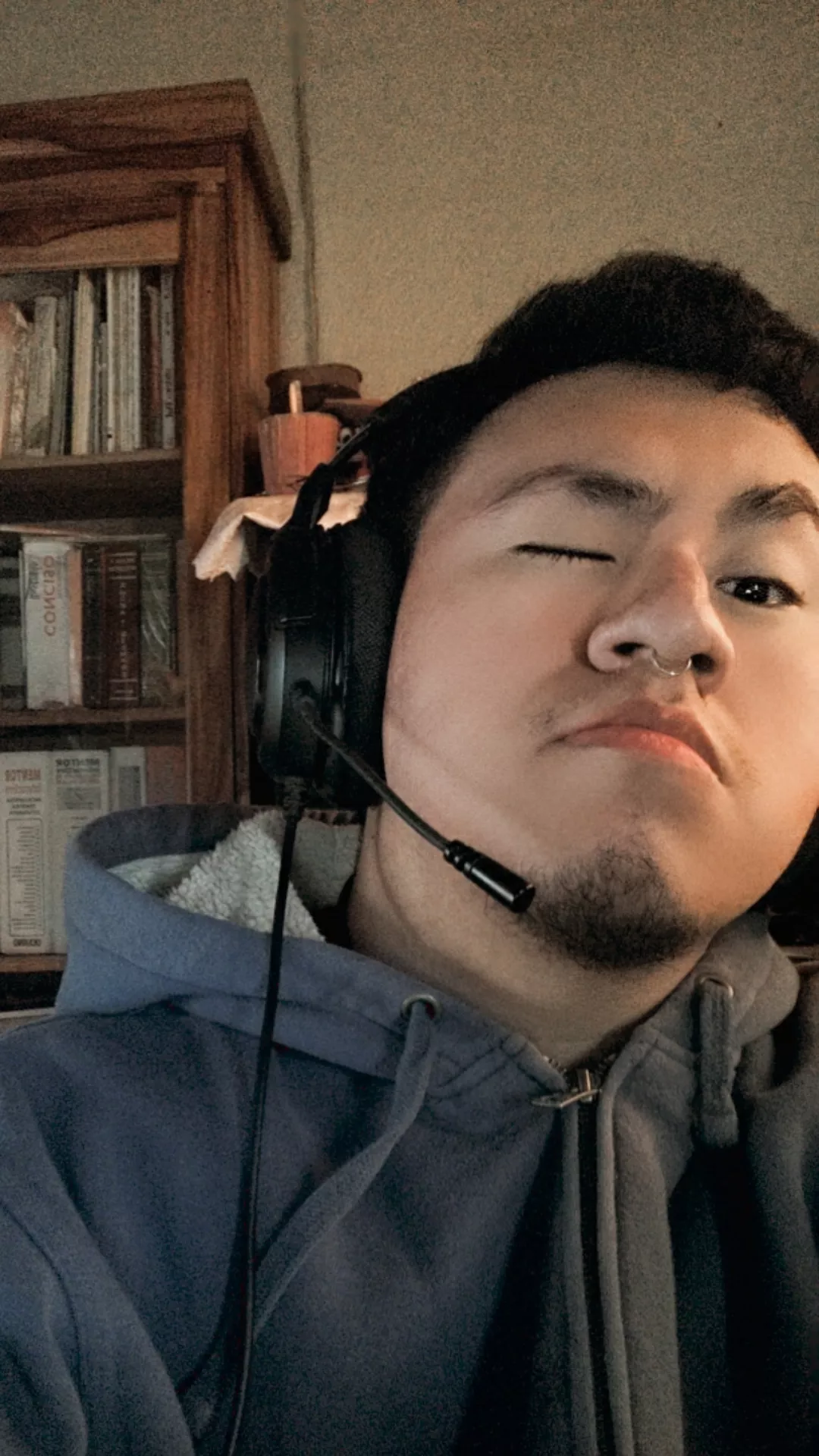 23 Latino looking for friends that help me improve my English or teach me German, I play on PC